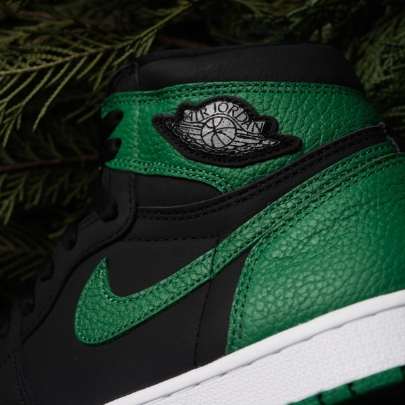 (SOLD) Air Jordan 1 Retro High Pine Green - Picture 3 of 6